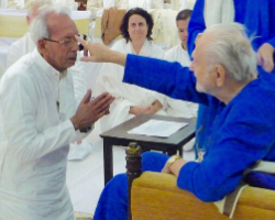Swami Kriyananda blessing a devotee with the Pilgrim's Vow of Intention